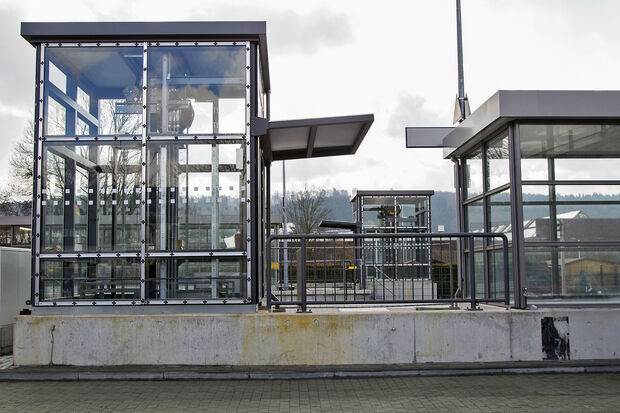 Die Aufzüge beidseits der neuen Personenunterführung sind noch nicht in Betrieb. – Ein Termin für die barrierefreie Fertigstellung des neu gestalteten Bahnhofes bkeibt offen. FOTO: ANDREAS DUNKER 