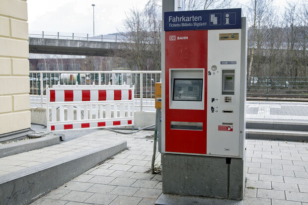 Ein Teil des Bahngeländes bleibt weiterhin gesperrt. Der Fahrkartenautomat muss erst noch an den neuen Bahnsteig am "Grünen Warenhaus" verlegt werden. FOTO: ANDREAS DUNKER