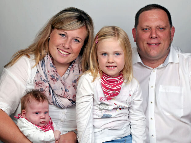Elena und Markus Büdenbänder mit der neugeborenen Thea und Schwesterchen Marie (4) FOTO: ANDREAS DUNKER