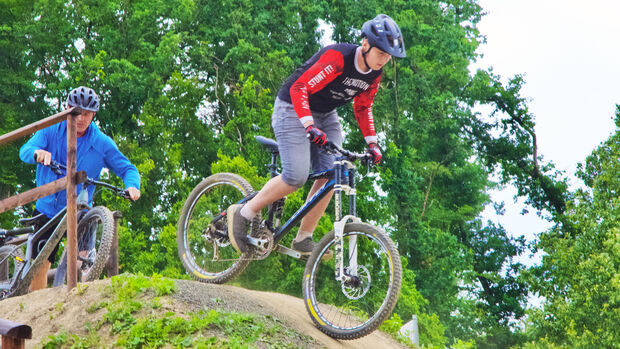 Start vom zirka fünf Meter hohen Start-Hügel zu Beginn der Mountainbike-Strecke FOTO: ANDREAS DUNKER