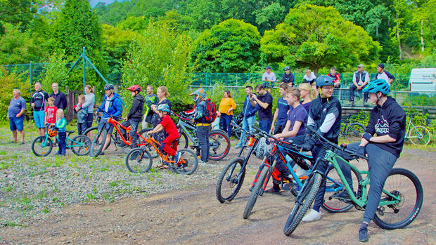 Zahlreiche Aktive und Zuschauer nahmen an der Eröffnung des kommunalen Bike-Parks durch Bürgermeister Dr. Martin Michalzik (CDU) und Dennis Diete als Sprecher des Mountainbike-Vereins "NSD-Racing-Team" teil. FOTO: ANDREAS DUNKER