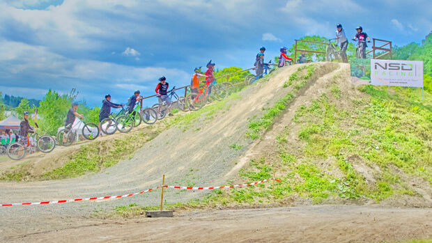 Lange Warteschlange am Starthügel des neuen Bike-Parks der Gemeinde Wickede (Ruhr), um den frisch geschaffenen Parcours zu testen. FOTO: ANDREAS DUNKER