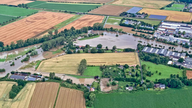 Die alte Ruhr mit der Straße "Am Graben" – mit zu sehen: der Schafstall Pieper sowie die überfluteten Besitzungen Wischnewski und Kokot COPYRIGHT: BILDAGENTUR AD MEDIEN GMBH