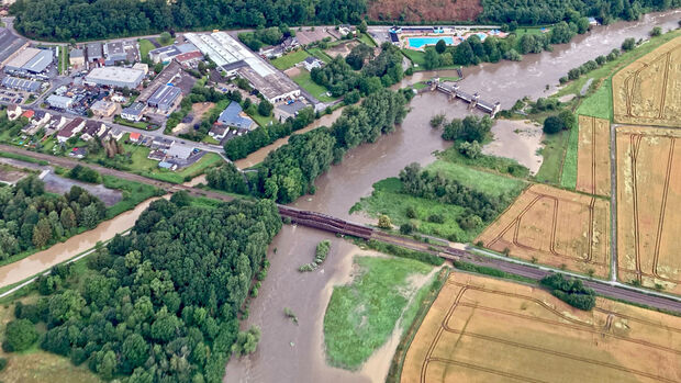 Die Ruhr und der Obergraben im Osten von Wickede mit Eisenbahnbrücke und Stauwehr der Stadtwerke Fröndenberg Wickede COPYRIGHT: BILDAGENTUR AD MEDIEN GMBH