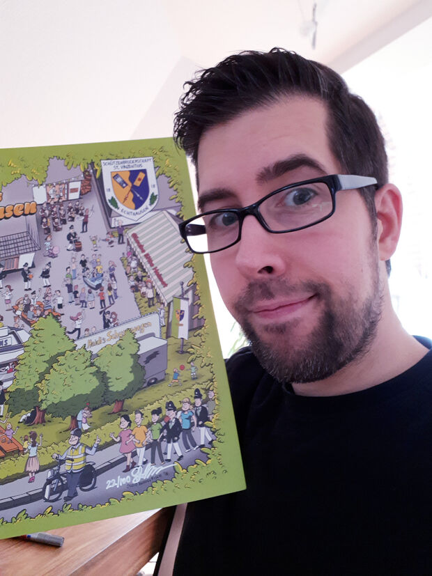 Der Hamburger Künstler Sebastian Kempke vor dem Echthausener "Wimmelbild" FOTO: THORSTEN DONNER