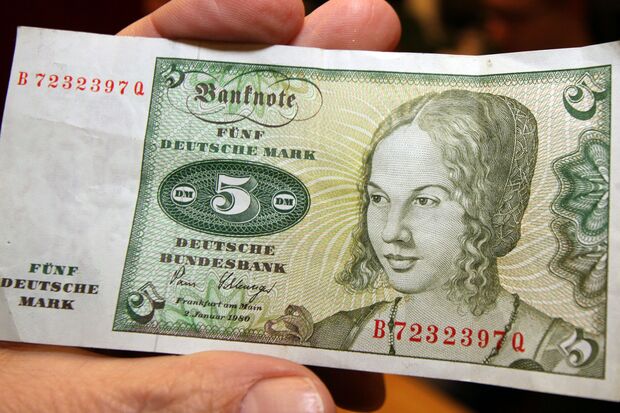 Die drei Dienstjubilare (vorne, von links): Michael Weber, Melanie Notthoff und Peter Kleindopp. Im Hintergrund: Bürgermeister Dr. Martin Michalzik FOTO: GEMEINDE WICKEDE (RUHR)