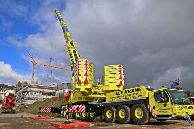 Der Autoschwerlastkran mit seinen 104 Tonnen an Kontergewichten. FOTO: ANDREAS DUNKER