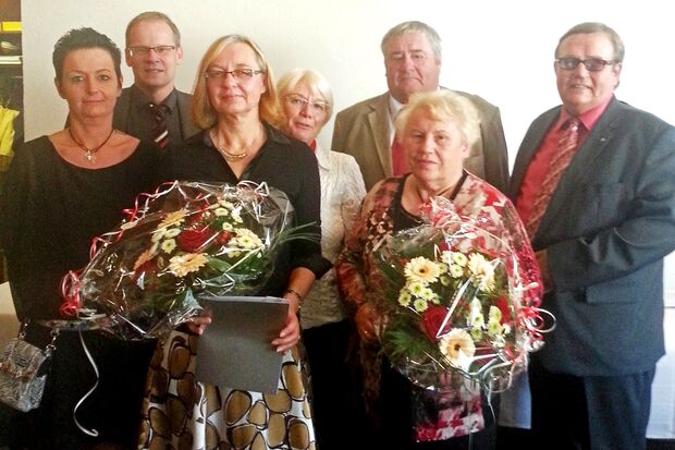 Gruppenfoto im Rahmen der 40-Jahr-Feier des Wickeder AWO-Ortsvereins:  Kassiererin  Nicole Spieth,  Bürgermeister Dr. Martin Michalzik (CDU),  Jubilarin Magdalene Meier,  Brigitta Heemann als Vorsitzende des Unterbezirks für die Kreise Soest und HSK, Franz Menzel als Soester Kreisvorsitzender, Mitgründerin Irmgard Ehresmann und Ortsvorsitzender Helmut Bäcker. FOTO AWO