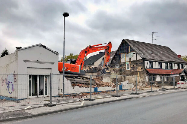 Abriss des ausgebrannten Gebäudes ARCHIVFOTO: ANDREAS DUNKER