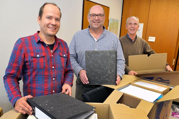 Christian Findeisen, Abteilungsleiter Thomas Schäckel und Jürgen Böddicker (v. l.) von der Abteilung Straßenwesen packen zurzeit fleißig Umzugskartons. Voraussichtlich ab Donnerstag, 16. November, steht die Abteilung am neuen Standort Wisbyring 17 in Soest wieder zur Verfügung. FOTO: THOMAS WEINSTOCK / KREIS SOEST 