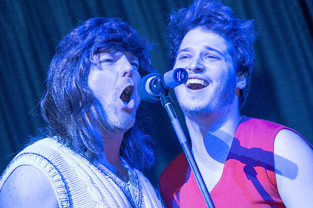 Die Vorstandsmitglieder Dietmar Wrede und Mathias Szafraniec als zwei der "Five Tops" mit deren Hit "Rag Doll". FOTO: ALEXANDER HEINE