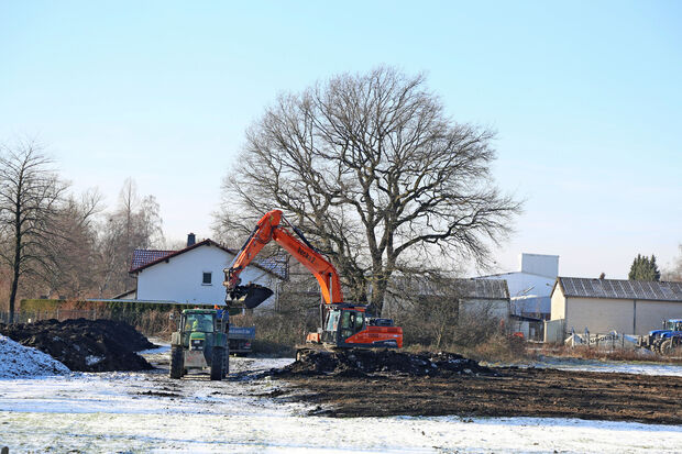 Erdbaumaßnahmen am alten Sportplatz in Wickede: Hier noch im Auftrage der Kommune ARCHIVFOTO: ANDREAS DUNKER