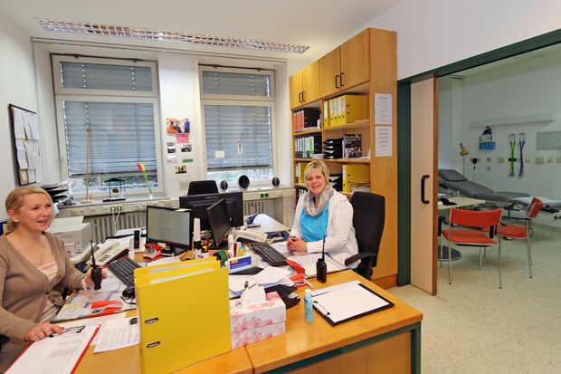 Mitarbeiterinnen in der medizinischen Ambulanz, wo kranke Flüchtlinge untersucht werden. Die beiden Damen lächeln freundlich in die Kamera des Bildberichterstatters. FOTO: ANDREAS DUNKER