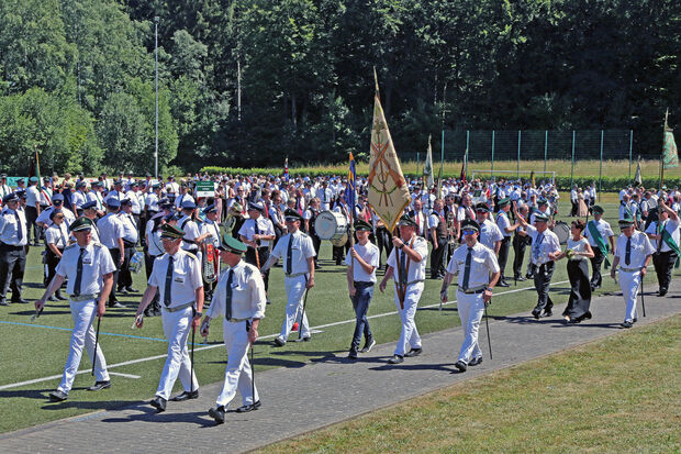 Abmarsch nach dem Antreten der Schützenbruderschaft St. Vinzentius am Samstagnachmittag auf dem Sportplatz in Echthausen FOTO: ANDREAS DUNKER