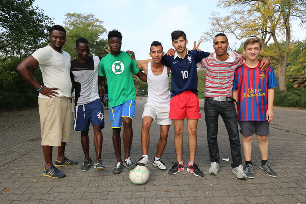 Asylsuchende in Wimbern posieren für ein Pressefoto FOTO: ANDREAS DUNKER
