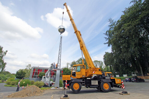 Mit einem Autokran wurde die Kugel mit einem Durchmesser von zwei Metern auf den Gittermast gehievt. FOTO: ANDREAS DUNKER