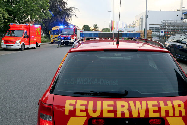 Neben der Feuerwehr war auch der Rettungsdienst mit vor Ort. FOTO: ANDREAS DUNKER
