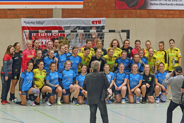 Gruppenfoto der beiden Damen-Handball-Mannschaften aus Dortmund und Wickede vor dem Anpfiff des Benefizspiels FOTO: ANDREAS DUNKER