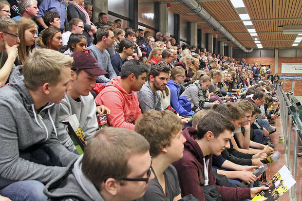 Die Wickeder Handballer hoffen wieder auf eine volle Publikumstribüne in der Gerken-Sporthalle – wie hier bei einem früheren Spiel der BVB-Handball-Damen in Wickede. ARCHIVFOTO: ANDREAS DUNKER