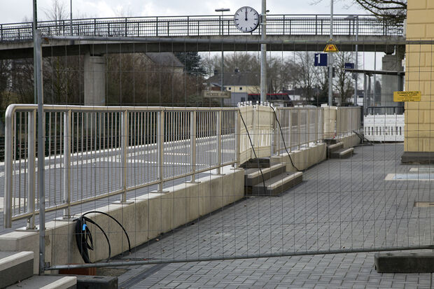 Die Bahnhofsuhr läuft nach Auskunft von Wickeder Ratsherren seit Monaten nicht mehr und ist auf "12 Uhr" stehen geblieben. – Wann wird der Chronometer endlich repariert und wann erfolgen die längst fälligen Abschlussarbeiten an den Bahnsteigen, wollen die Kommunalpolitiker wissen. Die Bahn bleibt eine befriedigende Antwort schuldig. ARCHIVFOTO: ANDREAS DUNKER