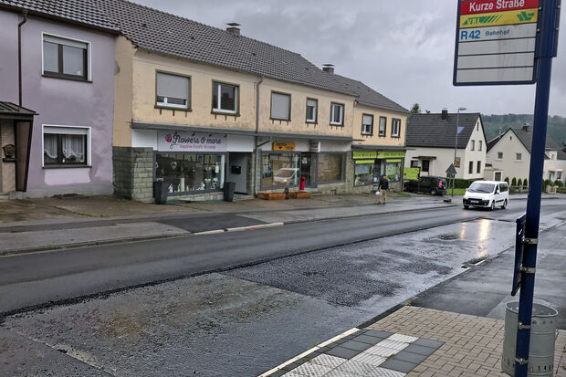 Die Fläche auf der Hauptstraße, die keine Feinasphaltschicht erhalten hat. FOTO: ANDREAS DUNKER