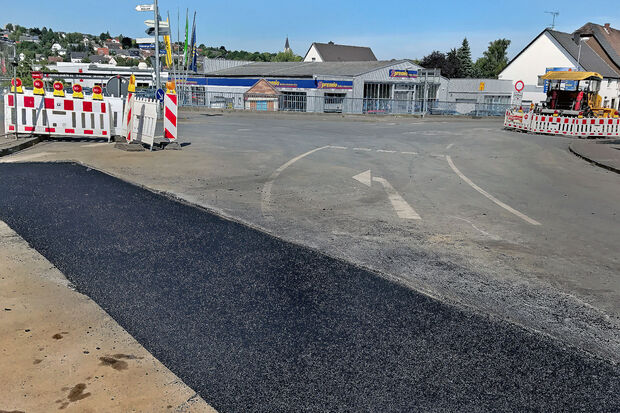 Am heutigen Mittwoch fehlte nur noch die Feinschicht als Abschluß bei der Asphaltierung der zuvor aufgerissenen Fahrbahndecke auf der Bundestraße 63 vor der Wickeder Zufahrt zur Ruhrbrücke. FOTO: ANDREAS DUNKER