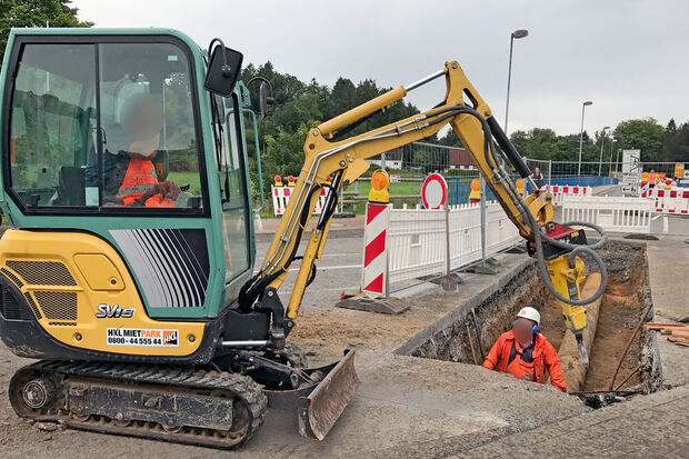 Die freigelegte Erdgas-Fernleitung von Thyssengas aus Dortmund unter der Bundesstraße 63 vor der Wickeder Ruhrbrücke FOTO: ANDREAS DUNKER