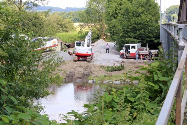 Bauarbeiten an der Druckrohrleitung neben der Eisenbahn- und Fußgänger-Brücke ARCHIVFOTO: CARINA WESTERWELLE
