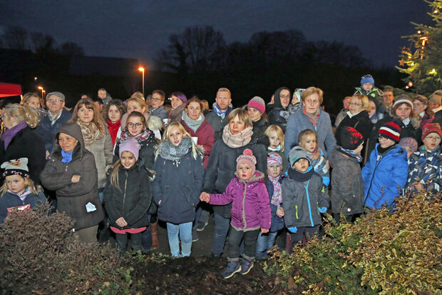 Zahlreiche Kinder in Begleitung von Eltern, Großeltern und anderen Erwachsenen erwarteten den "Heiligen Nikolaus" auf dem Dorfplatz in Wiehagen. FOTO: ANDREAS DUNKER