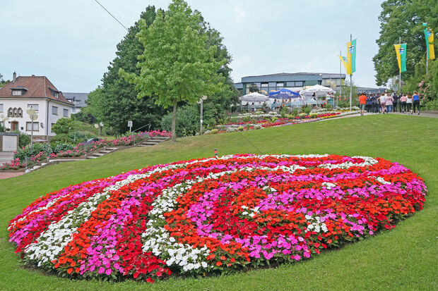 Buntes Blumenbeet vor dem Bürgerhaus in Wickede FOTO: ANDREAS DUNKER