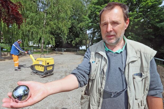 BG-Vorsitzender Andreas Pietsch und seine Vereinskollegen von der Bürgergemeinschaft haben sich für die Schaffung einer Boulebahn im Bernhard-Bauer-Park in der Wickeder Ortsmitte engagiert. Ohne die Hartnäckigkeit der Wählergemeinschaft gäbe es den Treffpunkt vermutlich noch gar nicht. ARCHIVFOTO: ANDREAS DUNKER
