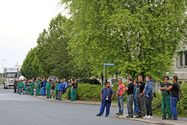 Die Arbeiter von WHW mussten draußen warten, während die Feuerwehr die Produktionshalle auf einen möglichen Brand kontrollierte. FOTO: ANDREAS DUNKER