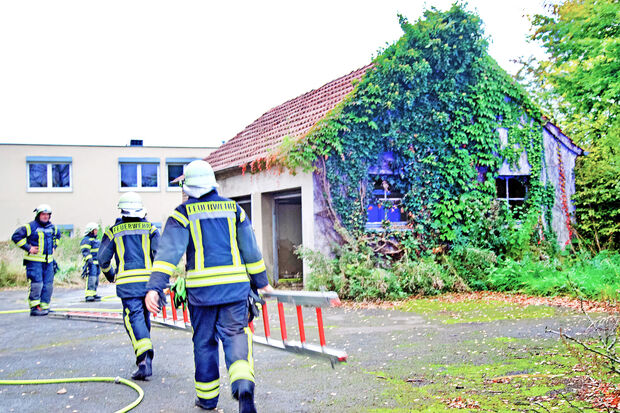 In dieser alten Doppelgarage an der Straße "Am Park" brannte es. Zeugen sahen zwei Teenager davonlaufen. Die Polizei ermittelt nun wegen möglicher Brandstiftung. FOTO: ANDREAS DUNKER