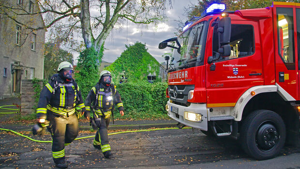 Unter Atemschutz bekämpften Feuerwehrleute die Flammen. FOTO: ANDREAS DUNKER
