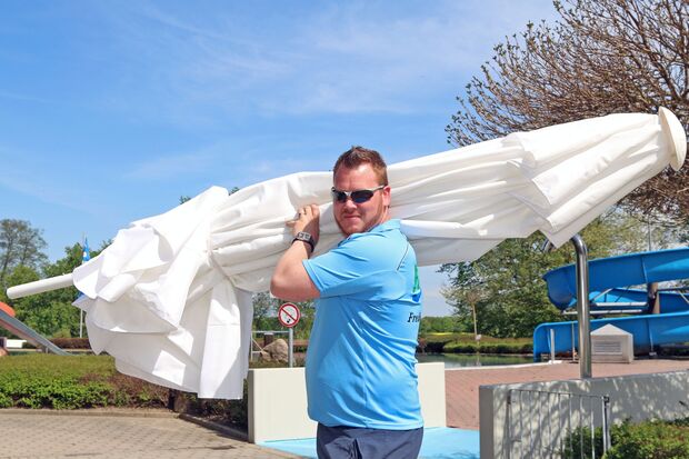 Schwimmmeister Manuel Brasautzki vom Freibad der Gemeinde Wickede (Ruhr) FOTO: ANDREAS DUNKER
