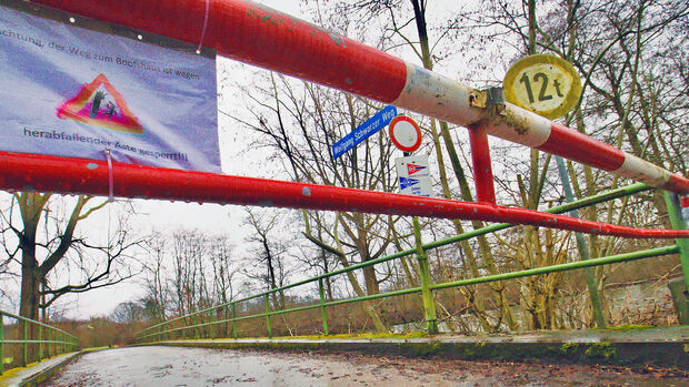 Der Weg zum Bootshaus des Wickeder Kanu-Clubs ist wegen herabfallender Äste gesperrt. FOTO: ANDREAS DUNKER