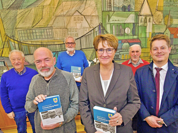 Sie stellten die Neuerscheinung und den Nachdruck der zwei druckfrischen Bände zur Fröndenberger Stadtgeschichte im Rathaus der Kommune vor. Vordere Reihe (von links): Buchautor und Stadtarchivar Jochen Engelhard von Nathusius, Bürgermeisterin Sabina Müller (SPD) und Manuel Nadansky als Fröndenberger Filialleiter der Volksbank Dortmund-Unna, die das Erscheinen eines der Werke finanziell unterstützte. Hintere Reihe (von links): Radrenn-Experte und Mitautor Hans Kuhn, Westicks Heimatpfleger Willi Schnieder – der beim Korrektur lesen half – und Ostbürens Heimatpfleger Gerd Höneise, der die Geschichte der Fröndenberger Müllentsorgung von 1970 bis heute für die Chronik schrieb. FOTO: ANDREAS DUNKER