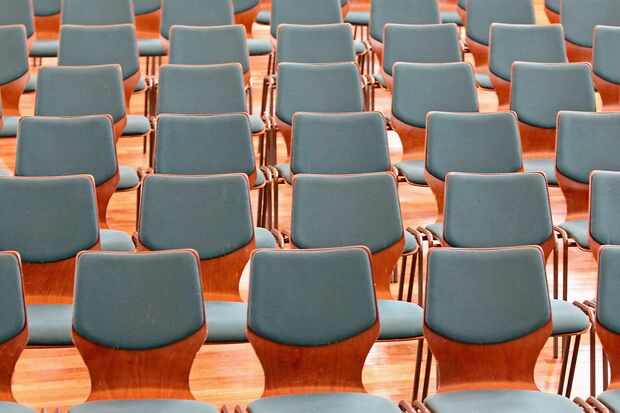 Eine flexible Bestuhlung mit bequemen aber auch robusten Sitzmöbeln ist in der vielfältig genutzten Veranstaltungsstätte wichtig. ARCHIVFOTO: ANDREAS DUNKER