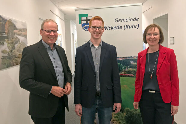 David Schmeiser (Mitte) zusammen mit Bürgermeister Dr. Martin Michalzik (CDU) und Ausbildungsleiterin Andrea Leibnitz im Rathaus in Wickede FOTO: GEMEINDE WICKEDE (RUHR)