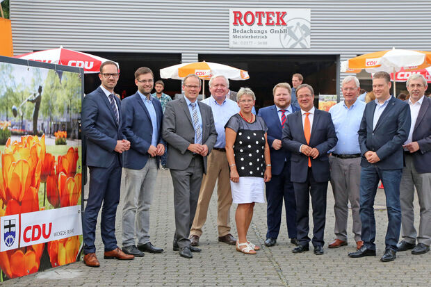 Vor der NRW-Landtagswahl im kommenden Jahr kam viel landespolitische Prominenz zur 70-Jahr-Feier des Wickeder CDU-Gemeindeverbandes (von links): Kreisvorsitzender Ansgar Mertens, Gemeindeverbandsvorsitzender Thomas Fabri, Bürgermeister Martin Michalzik, Bundestagsabgeordneter Bernhard Schulte-Drüggelte, stellvertretende Bürgermeisterin Gertrud Martin, Landtagskandidat Heinrich Frieling („Altkreis Soest“), NRW-Partei- und Fraktionsvorsitzender Armin Laschet (MdL), Landtagsvizepräsident Eckhard Uhlenberg (MdL), Landtagskandidat Jörg Blöming („Altkreis Lippstadt“) und Klaus Kaiser (MdL) aus der Nachbarstadt Arnsberg. FOTO: ANDREAS DUNKER