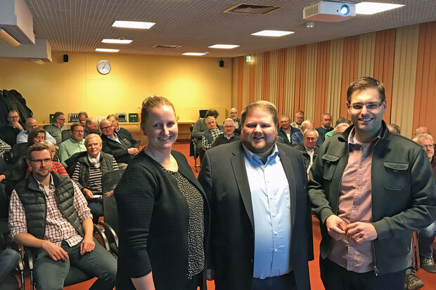 Der CDU-Landtagsabgeordnete Heinrich Frieling aus Ense-Sieveringen referierte vor rund 50 Vereinsvertretern aus der Gemeinde Wickede (Ruhr). Links: seine Mitarbeiterin Helena Brüggemann aus dem gemeinsamen Büro der südwestfälischen CDU-Landtagsabgeordneten in Düsseldorf. Rechts: CDU-Vorsitzender Thomas Fabri aus Wickede. FOTO: ANDREAS DUNKER