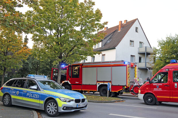 Einsatzfahrzeuge von Polizei und Feuerwehr vor dem Mehrfamilienhaus an der Straße "Am Lehmacker" in Wickede FOTO: ANDREAS DUNKER