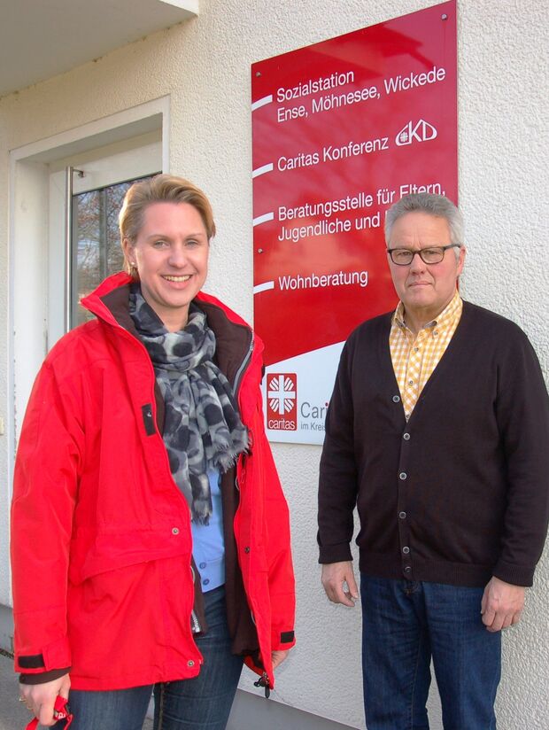  Altenpfleger und Kursleiter Michael Wittmann (rechts) hier noch mit der bisherigen Leiterin der Wickeder Caritas-Sozialstation, Julia Kersten ARCHIVFOTO: CARITAS-VERBAND