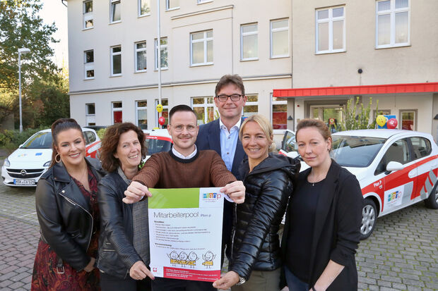 Die Vertreter des Caritas-Verbandes Arnsberg-Sundern vor der neuen Dienstwagen-Flotte für die Springer im Pflegedienst (von links): Pflegedienstleiterin Ramona Schmitt vom Senioren-Haus St. Anna in Arnsberg, Einrichtungsleiterin Andrea Bertram vom Kloster Eichen in Hüsten, Plan-P-Koordinator und Einrichtungsleiter Sebastian Füst vom Senioren-Haus St. Josef in Wickede, Christian Stockmann als „Sozialfachlicher Vorstand“ und Kathrin Gries als Fachbereichsleitung Pflege und Wohnen sowie Vera Westik als Vorsitzende der Mitarbeitervertretung stationäre Altenhilfe FOTO: ANDREAS DUNKER