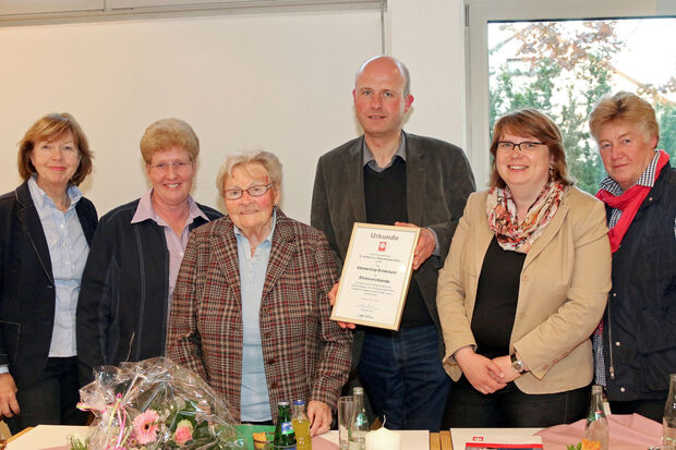 Der neue Vorstand der Wickeder Caritaskonferenz (von links): Kassiererin Helena („Leni“) Weich, Vorsitzende Barbara Wacker-Oelmann, Ehrenvorsitzende Klementine Brinkmann, Präses Pfarrer Thomas Metten, Schriftführerin Martina Michalzik und Beisitzerin Hildegard Velmer. Es fehlt: Zweiter Vorsitzender Klaus Gründken. FOTO: ANDREAS DUNKER