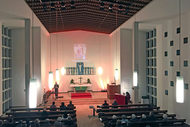Die farbig illuminierte Christus-Kirche beim Abendgottesdienst der evangelischen Kirchengemeinde am vergangenen Sonntag FOTO: ANDREAS DUNKER