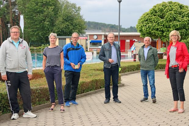 Vertreter des Rates und des Freibad-Fördervereins besuchten Schwimmmeister Michael Scheffler am gestrigen ersten Öffnungstag in dieser Saison. FOTO: ANDREAS DUNKER