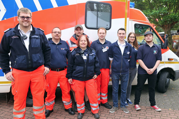 Rettungshelfer Axel Schneider (links) aus Iserlohn ist neuer Rotkreuzleiter im DRK-Ortsvereins Wickede (Ruhr). Als Rotkreuzleiterin fungiert weiterhin Rettungsassistentin Barbara Kittling aus Wiehagen (Mitte). – Hier mit weiteren aktiven Mitgliedern der Rotkreuzgemeinschaft der Ruhrgemeinde und Jugendrotkreuzleiter Niclas Schwarz aus Wiehagen (3. von rechts). FOTO: ANDREAS DUNKER