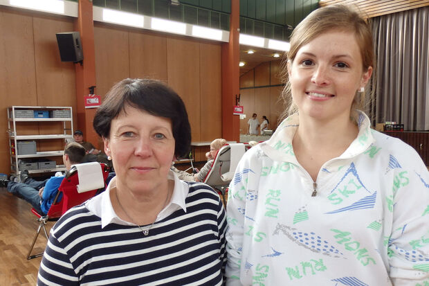 Birgitt Koerdt als Blutspendebeauftragte des DRK-Ortsvereins Wickede (Ruhr) mit Erstspenderin Camilla Piontek (rechts) im Bürgerhaus in Wickede FOTO: DRK-ORTSVEREIN / MARTIN VOLLMER