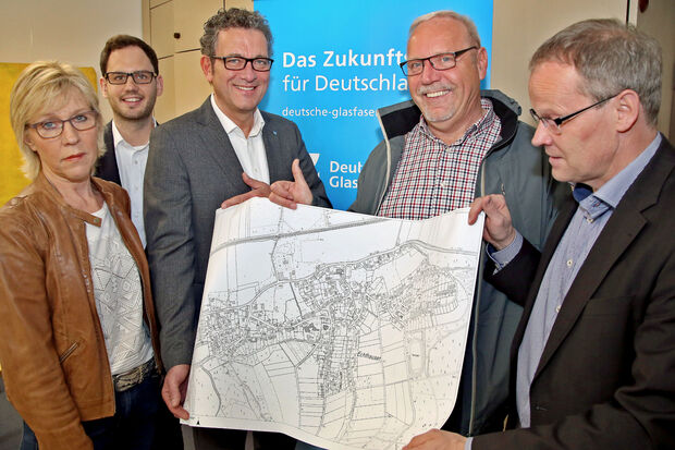 Freuten sich über die Erfolge bei der Nachfragebündelung im Dorf Echthausen und im Gewerbegebiet Westerhaar in Wickede (von links): Wickedes Wirtschaftsförderin Ruth Hornkamp, Projektmanager Maurice Lottermoser und Regionalmanager Ingo Teimann von Deutsche Glasfaser sowie der Echthausener Ortsvorsteher Rainer Belz (CDU) und Wickedes Bürgermeister Martin Michalzik (CDU) FOTO: ANDREAS DUNKER 